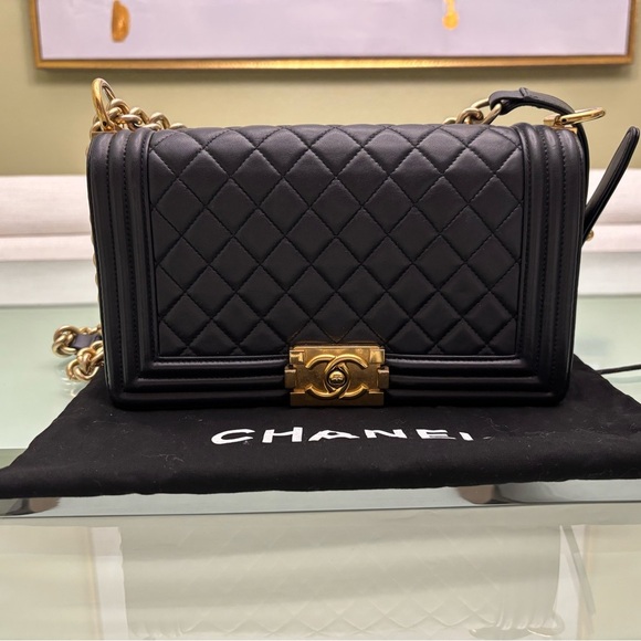 Authentic Chanel Caviar Quilted Médium Boy Flap Bag in Navy Blue - Picture 2 of 13